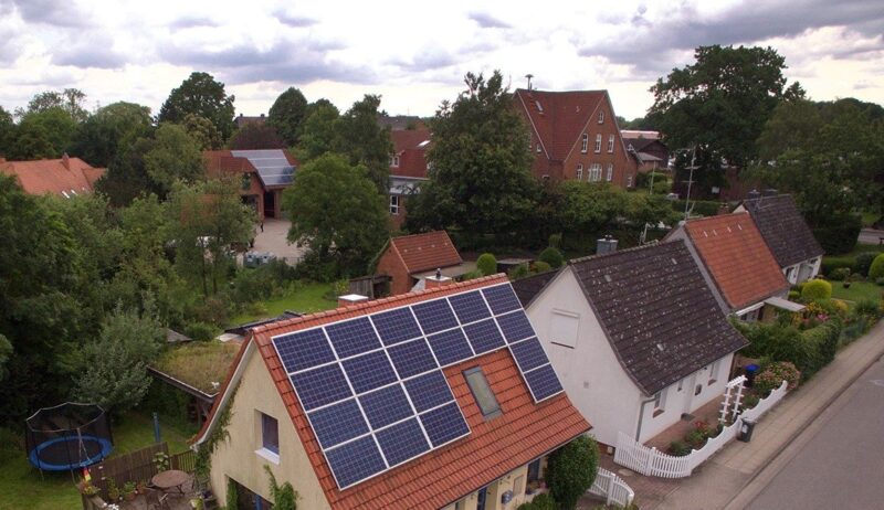 solaranlage-mit-dunklen-wolken_eeg