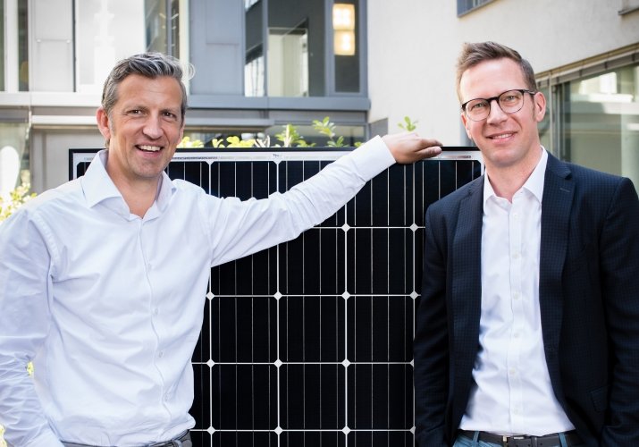 DZ4 Gründer Florian Berghausen und Tobias Schütt mit Solarmodul