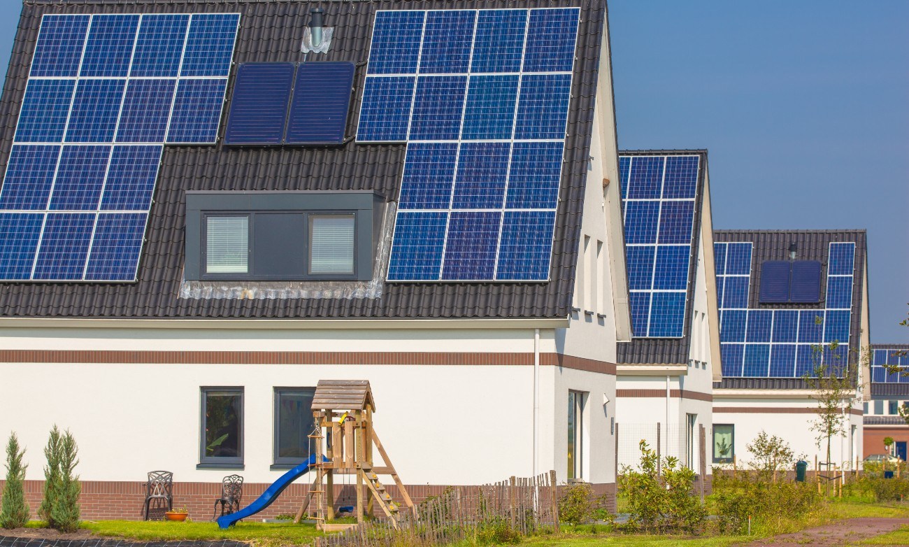 Solaranlagen auf Hausdächern in Neubau-Siedlung