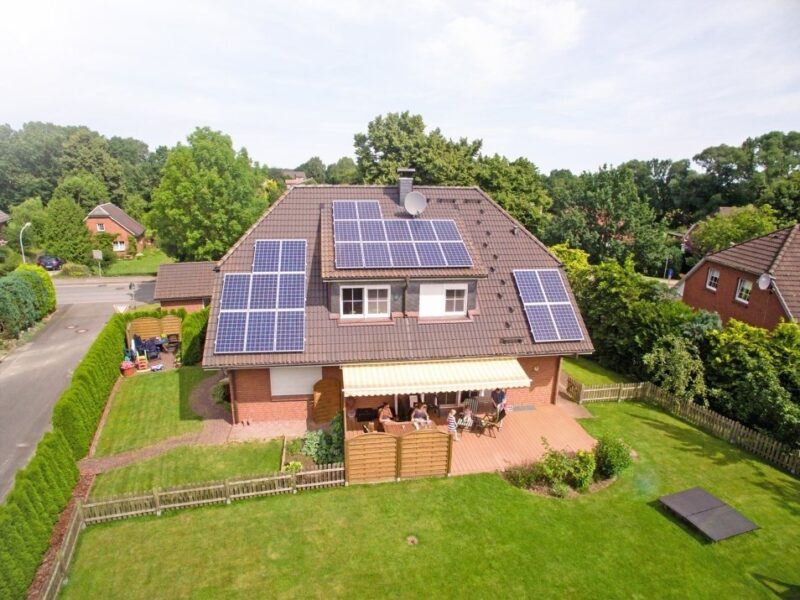 Luftaufnahme eines Hauses mit Solaranlage