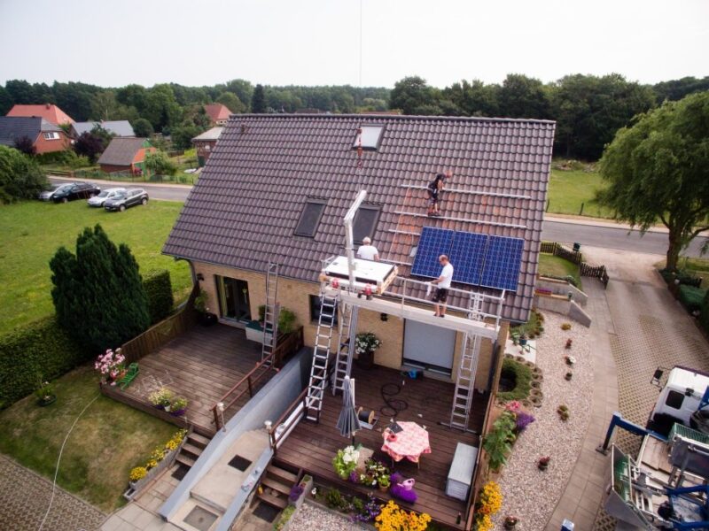 Installation einer Solaranlage auf einem Hausdach