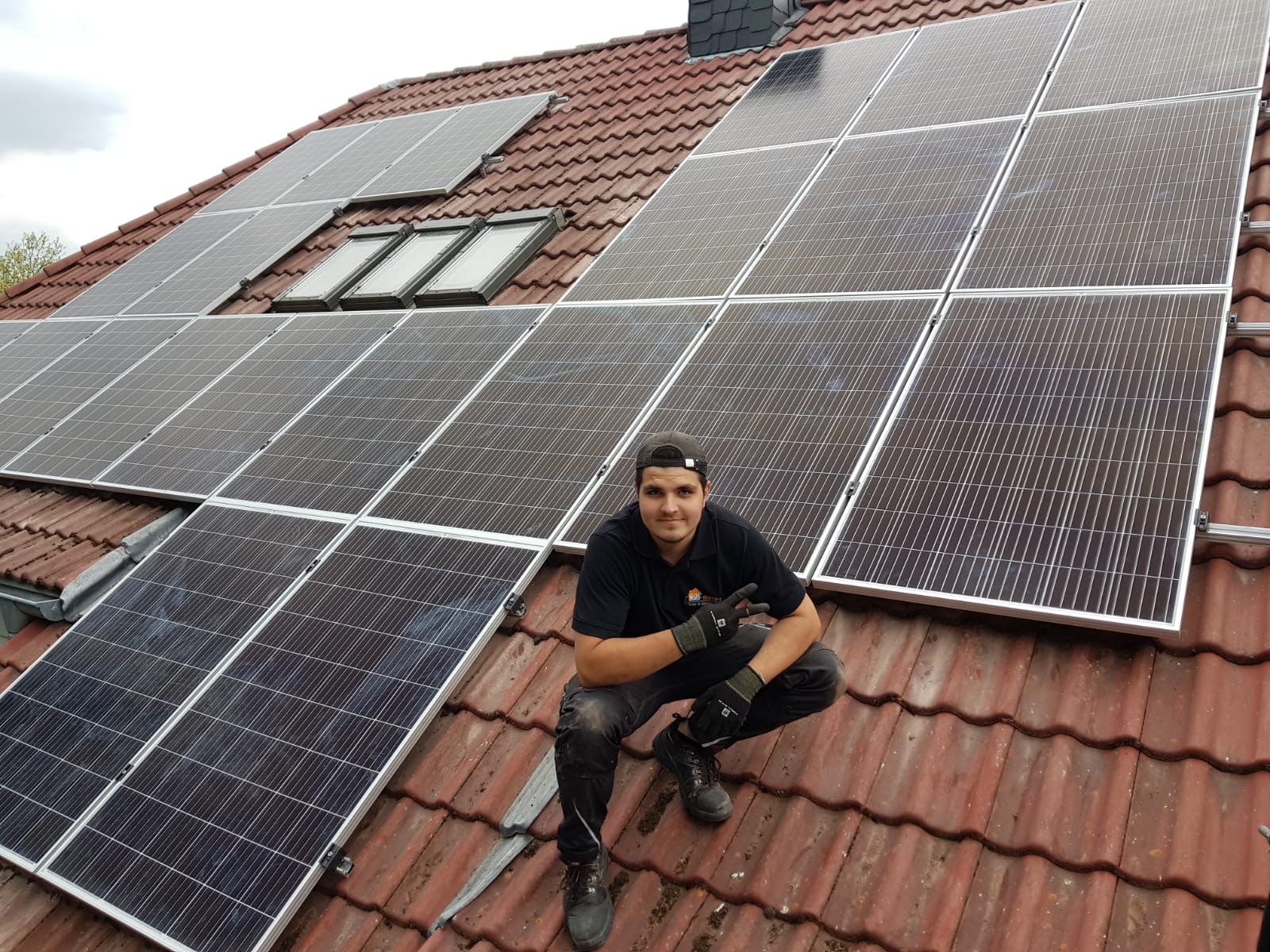 Solarmonteur Vadim Stoll auf einem Hausdach mit Solaranlage